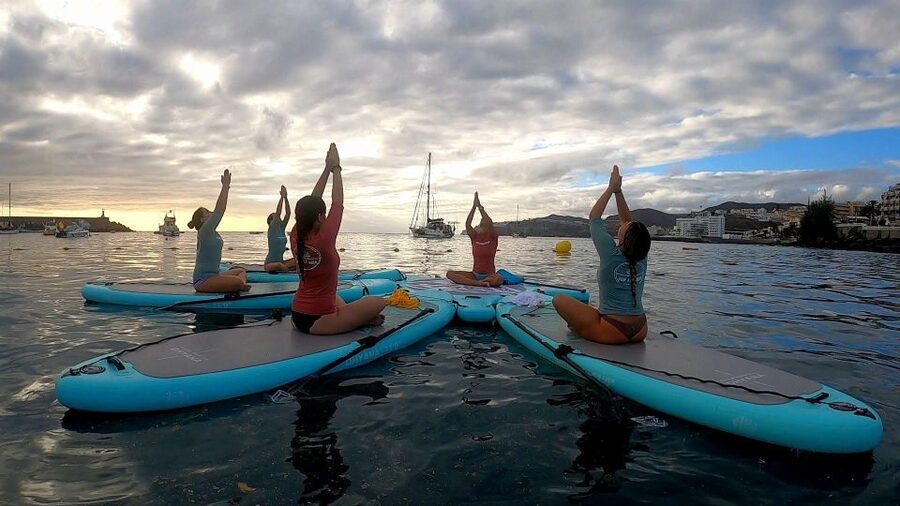 Arguineguín: Stand-up Paddleboard Yoga Class with Instructor - The 10-Minute Paddleboarding Intro: How You Learn Fast Without Feeling Watched