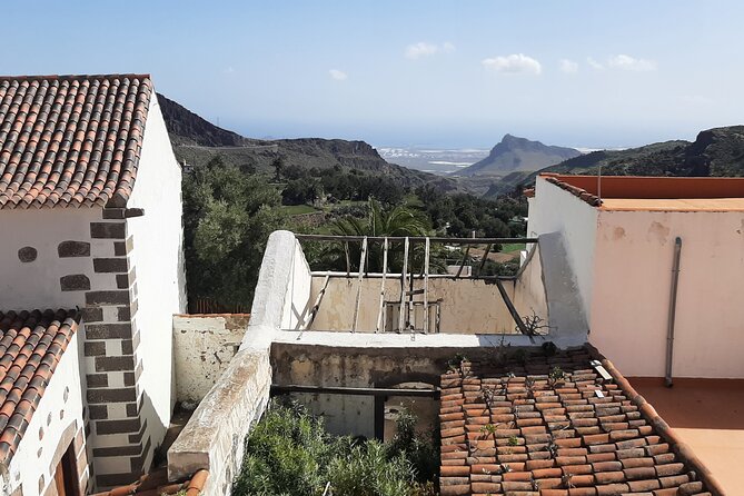 Barranco de las Vacas, caves & village by Sky Rebels local guides - Stop 2: Montana de Aguimes secret caves (about 1 hour)