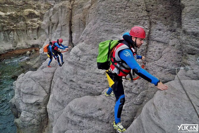 Coastering in Gran Canaria (Aquatic Route in the ocean cliffs) - Gear and safety: wetsuit, helmet, life jacket