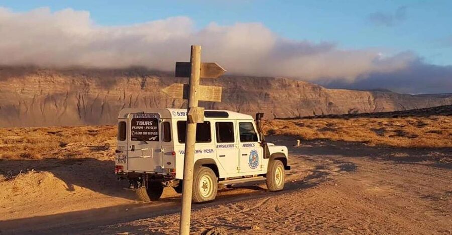 Graciosa Island: Jeep Safari Playa De las Conchas - Stop 2: Los Arcos de Los Caletones and the power of basalt