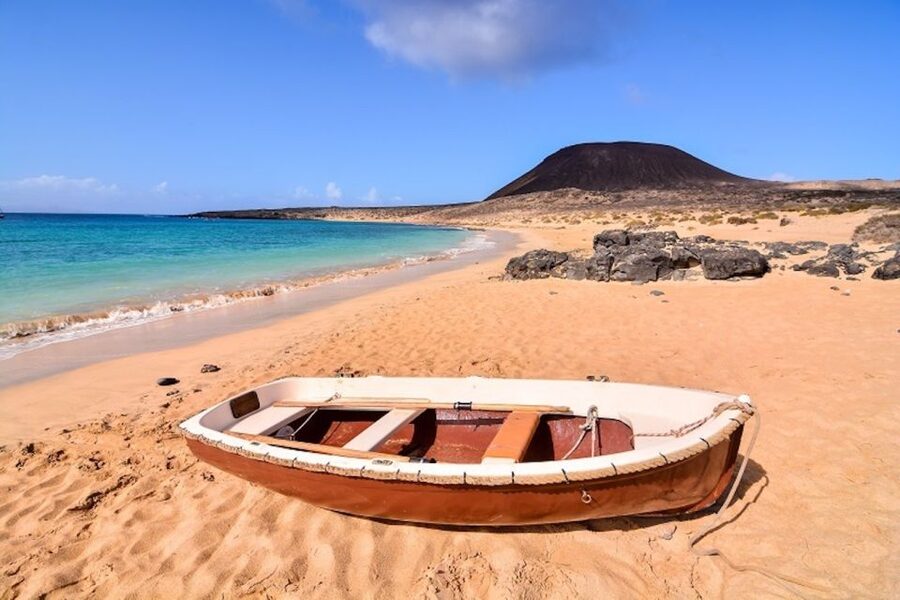 Graciosa Island: Jeep Safari Playa De las Conchas - Stop 3: Playa de Las Conchas, white sand and a red mountain backdrop