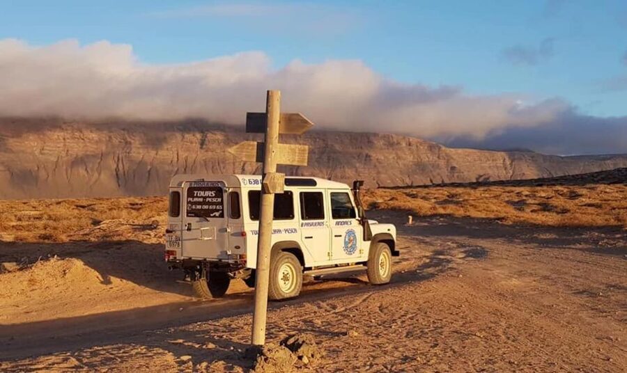 Graciosa Island: Jeep Safari Playa De las Conchas - Getting to Caleta de Sebo, meeting Andres at the church