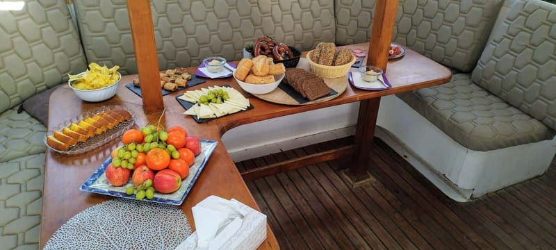 Gran Canaria: Catamaran Tour with Lunch and Drinks - Sailing From Arguineguín, Then Heading South to the Beach Stop