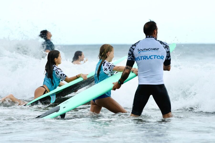 Gran Canaria Maspalomas: Surf lessons all levels - Spot your instructor fast at the SouthCoast Surf School flags