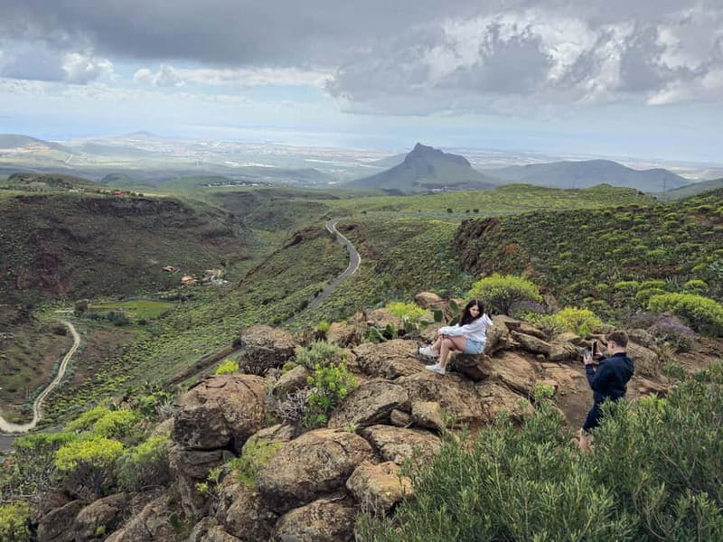 Gran Canaria: Red Gorge, Cave, Oasis Adventure Tour & Picnic - Aboriginal caves and the rocky paths around them