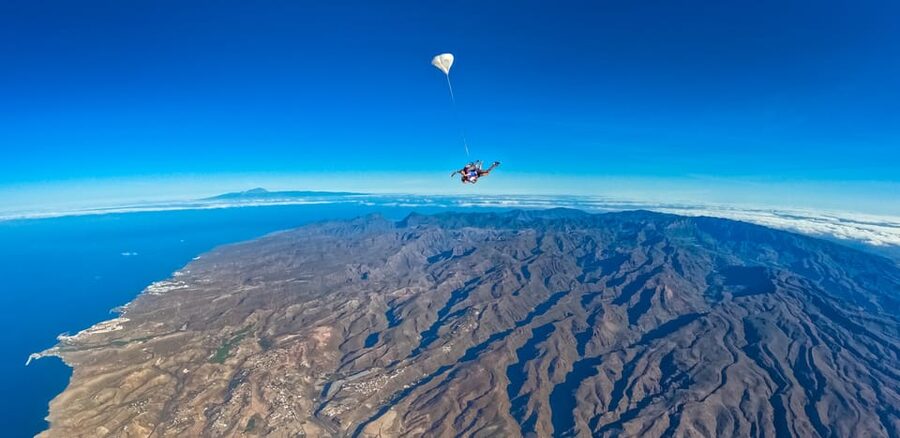 Gran Canaria : Skydiving over Maspalomas Dunes - The safety briefing: short, serious, and designed for first-timers
