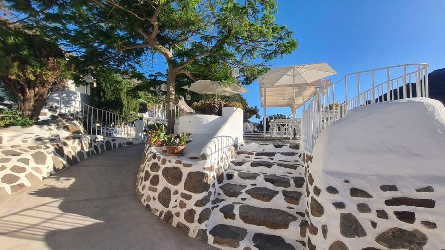 Gran Canaria: Spanish Tapas and Wine Tasting Tour in Mogan - Getting Oriented Fast: Meeting at Los Pasitos and Valle de Mogán