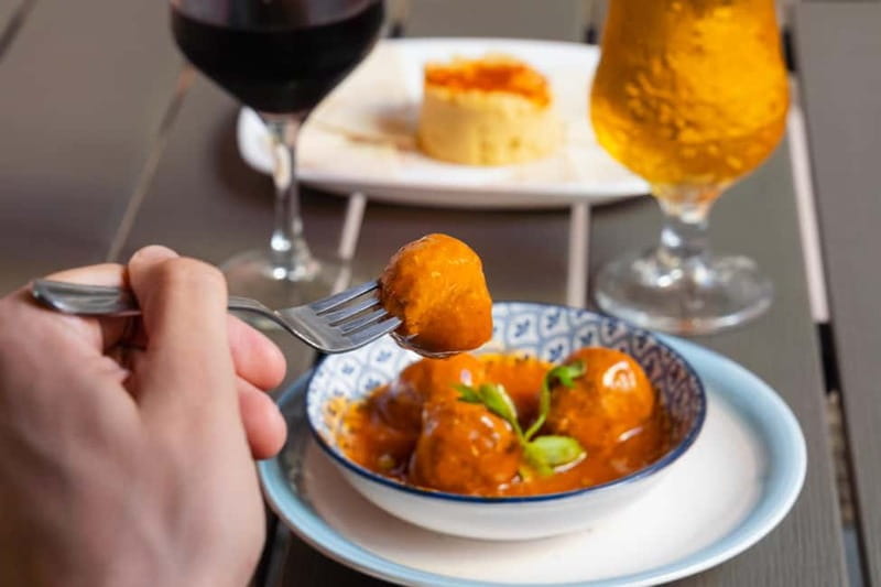 Las Palmas: Gourmet Tapas and Wine Tour in the Old Town - The logistics that make this tour feel easy, not chaotic