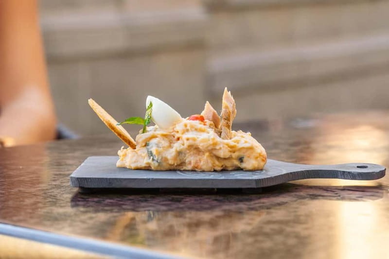 Las Palmas: Gourmet Tapas and Wine Tour in the Old Town - Following the route around the Catedral de Santa Ana