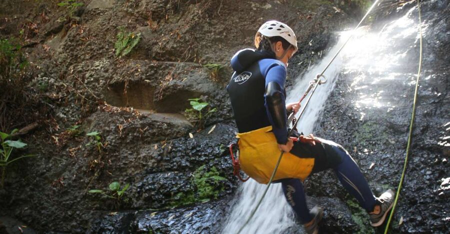 Las Palmas, Gran Canaria: Canyoning Adventure - Safety first: what you are connected to during the rappels