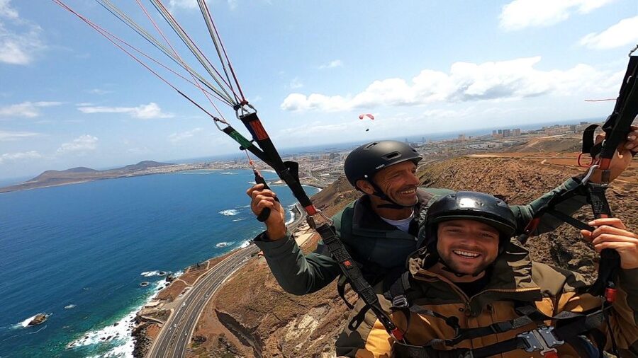 Las Palmas: tandem paragliding flights for everyone - Why this tandem flight over Las Palmas feels so calm