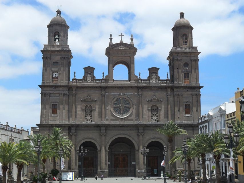 Las Palmas: Tapas and Drinks in the Beauty of the Old City - The Old City stroll: walking that also teaches you to look