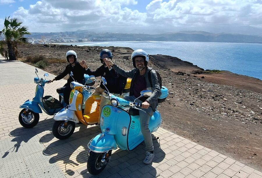 Maspalomas and Las Palmas: electric vintage scooter for rent - Charging Made Easy: Batteries You Can Carry to an Outlet