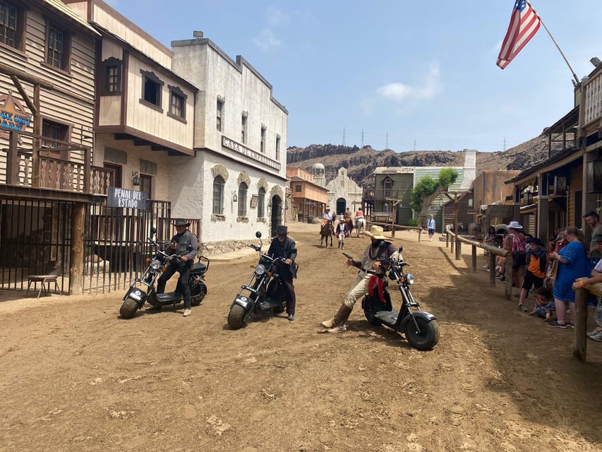 Maspalomas: E-Scooter or E-Bike Tour+Western Town Sioux City - The smart combo: dunes by e-bike, Wild West by showtime