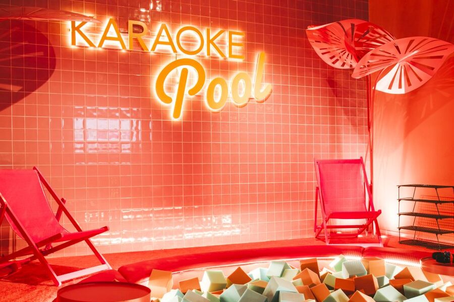 Maspalomas: Holiday World Themed Karaoke Room Rental - Two Microphones and Group Participation: Making Sure Everyone Sings