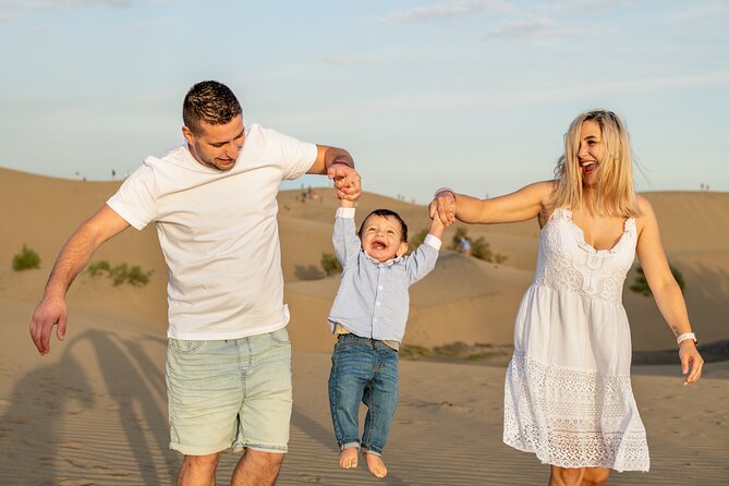 Photoshoot at Dunas Maspalomas in Desert Beach Ocean View - How Lisi helps you look natural, even if you dislike photos