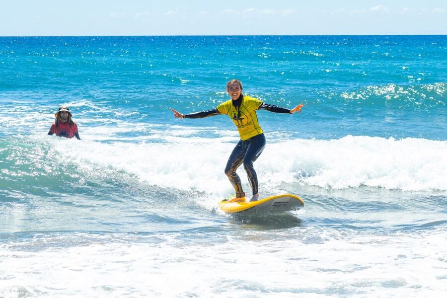 Playa del Inglés Maspalomas: High Quality Surf Classes - Gear included: you can focus on surfing instead of shopping