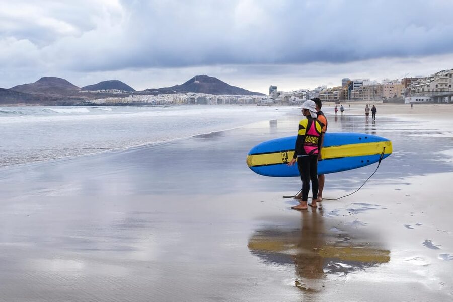 Surf lessons in Las Canteras Beach - What the “2-hour intensive” feels like in real time (and why tides change everything)