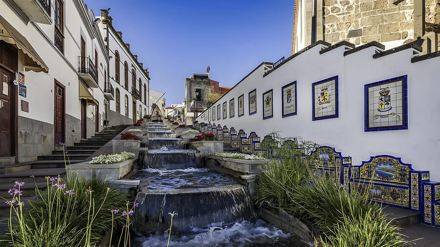Traditional Gran Canaria: Arucas, Firgas and Teror - Arucas: the Church of San Juan Bautista facade and an easy old-town stroll